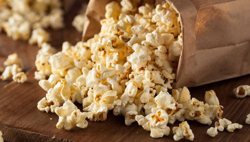 沒有大米沒有機(jī)器，孩子們用農(nóng)副產(chǎn)品自制爆米花