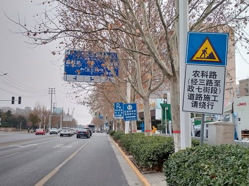 跟著路牌走，竟然是錯的霓虹燈